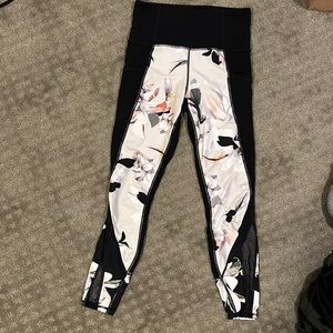 Athleta size small women’s cropped yoga pants with pockets